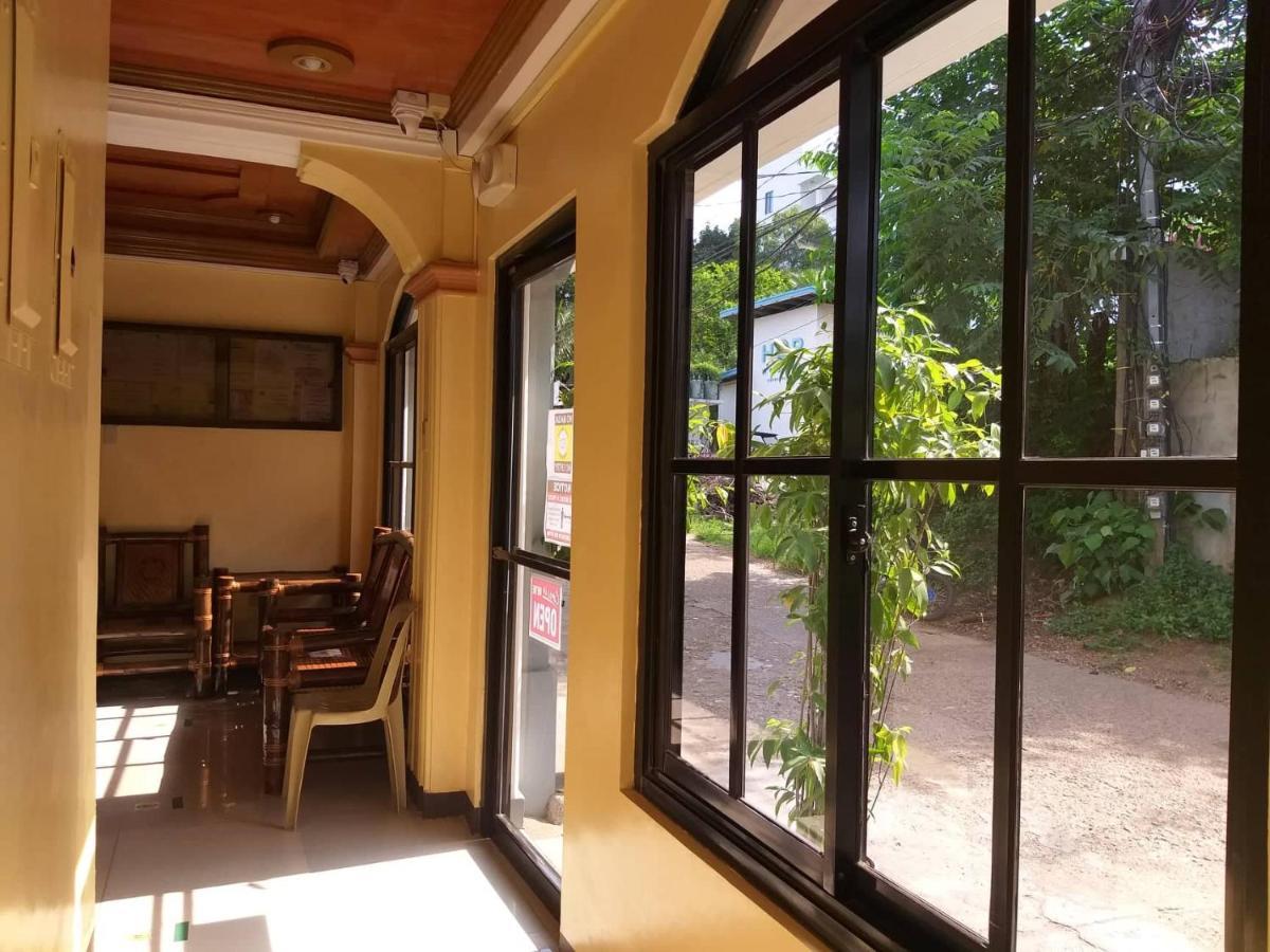 Divine Castle Travelers Inn Корон Екстериор снимка
