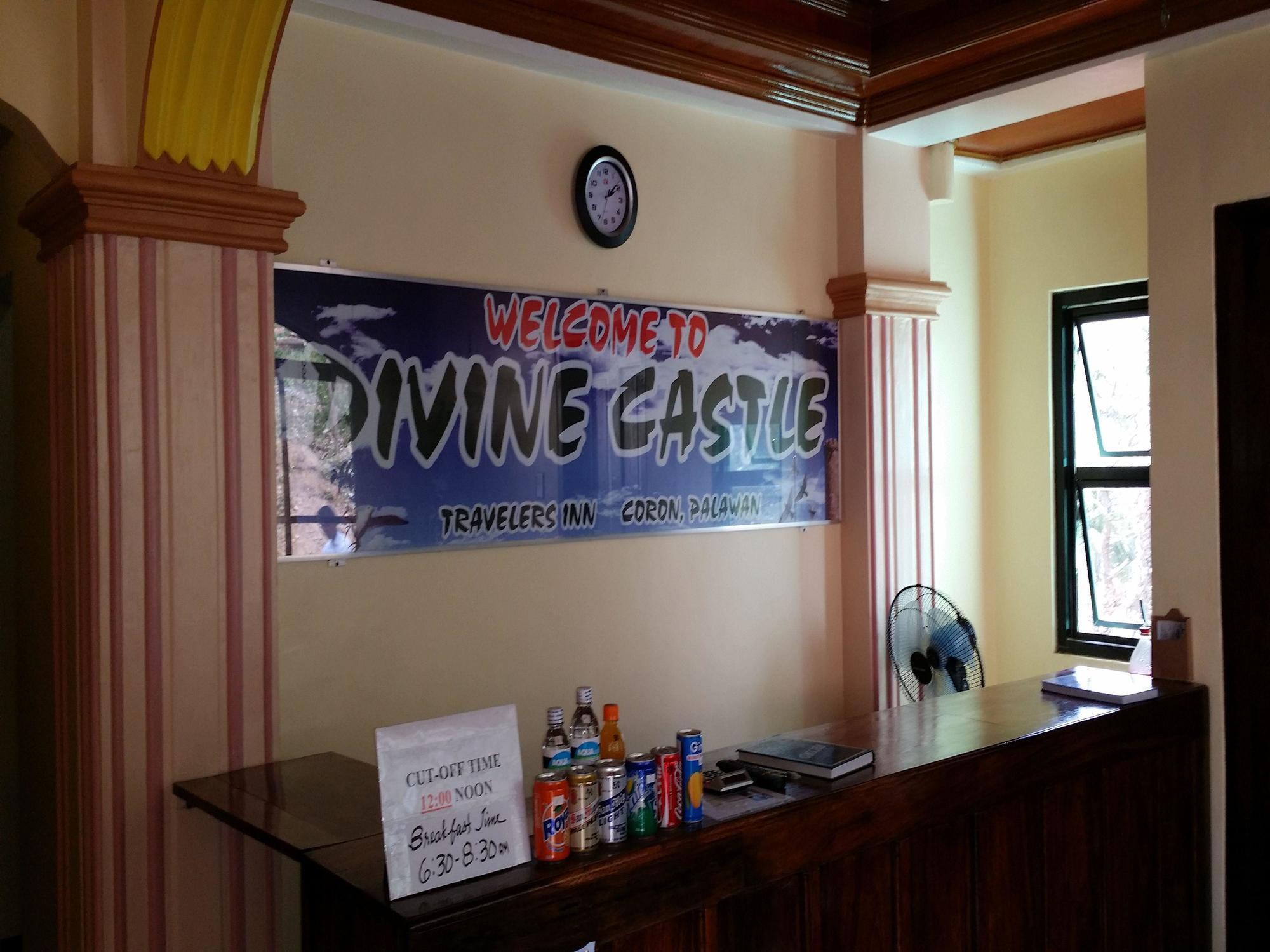 Divine Castle Travelers Inn Корон Екстериор снимка