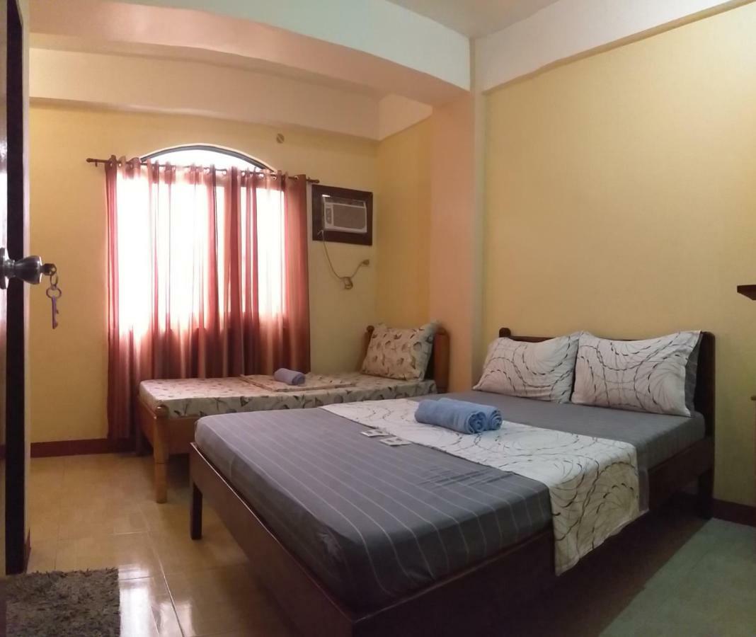 Divine Castle Travelers Inn Корон Екстериор снимка